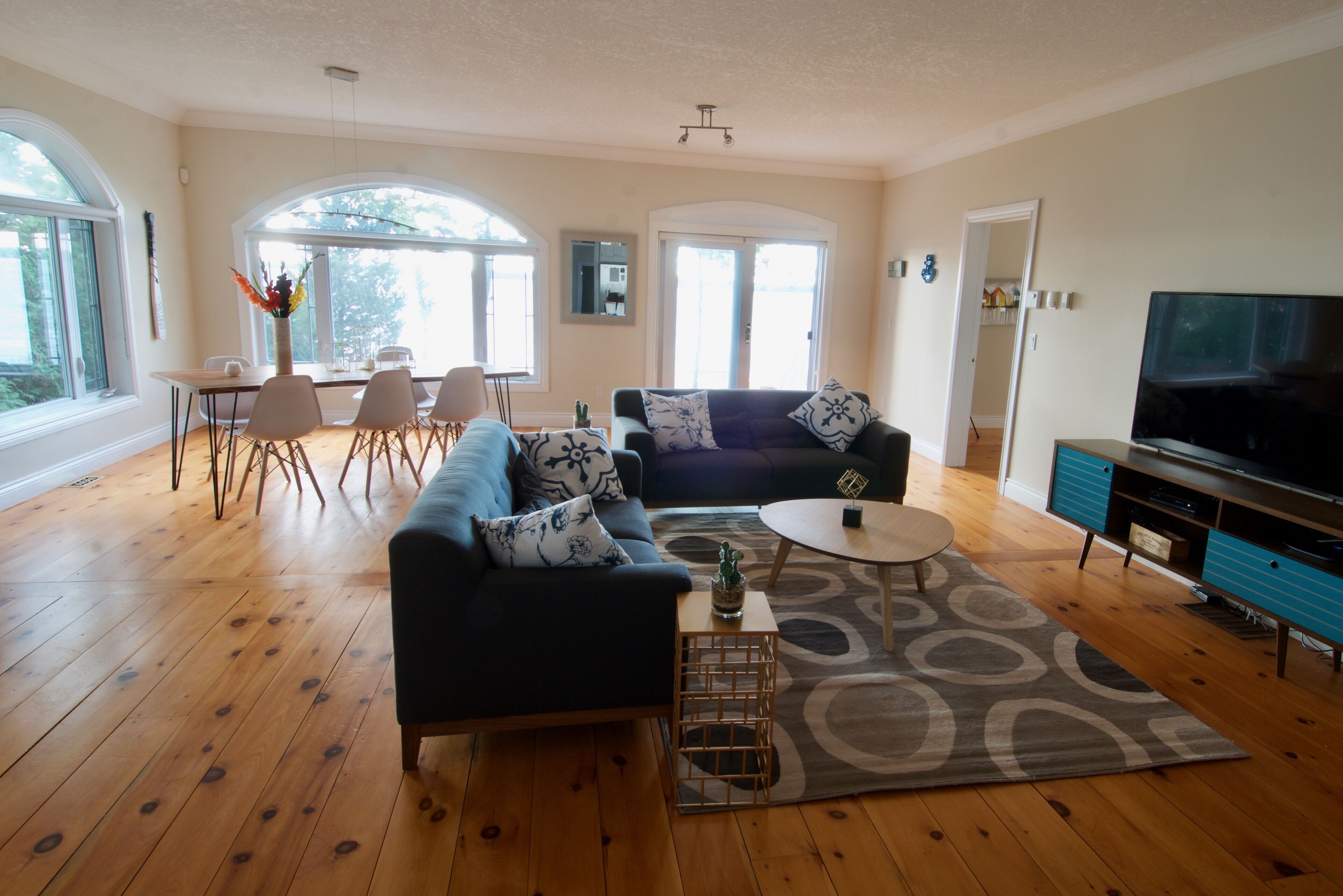 West Lake Waterfront - YomanChic Cottage