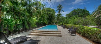 Relajante, recién decorada casa de 4 dormitorios frente al mar con muelle privado. Puestas de sol en la playa!