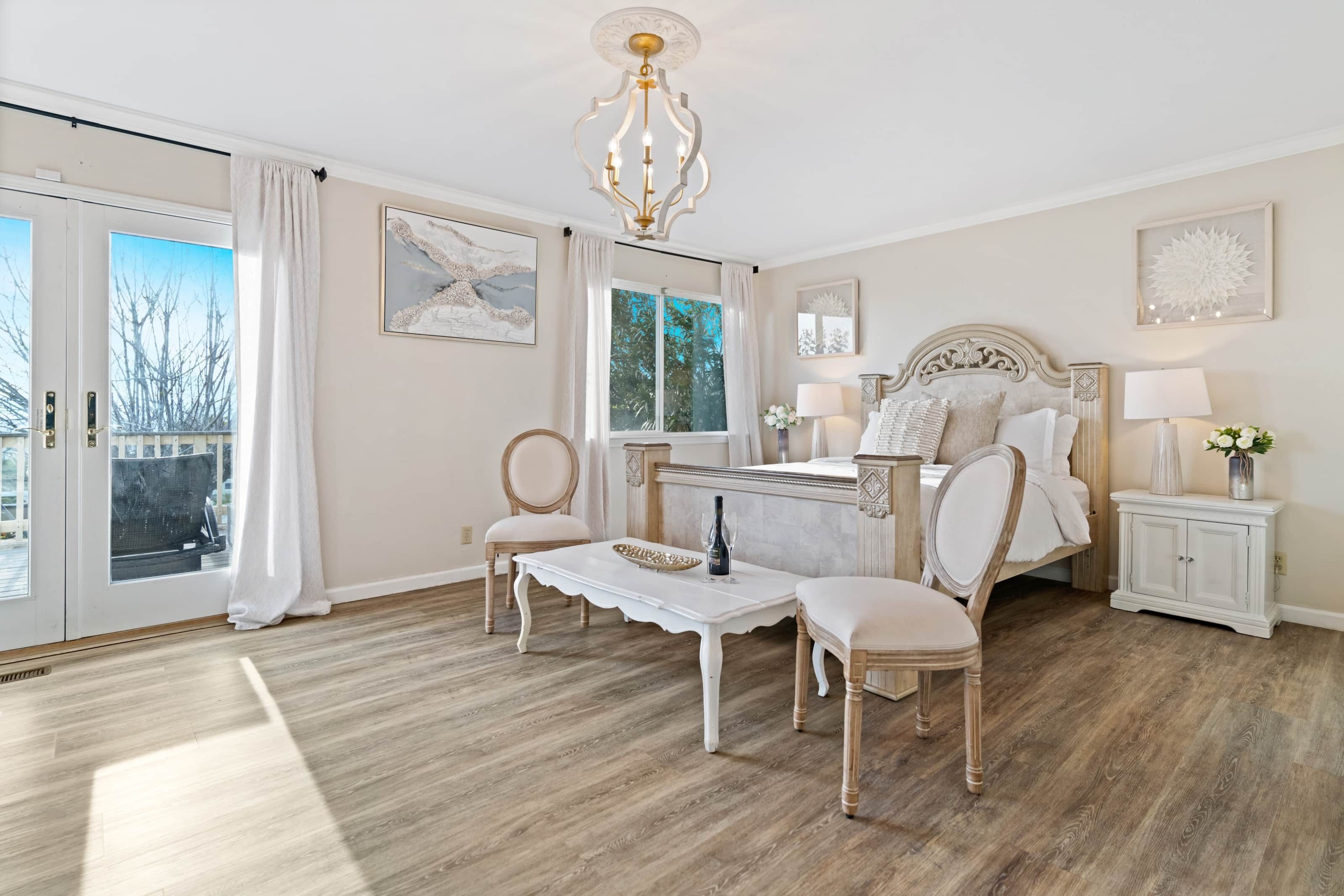 6 bedrooms, iron/ironing board, WiFi, bed sheets