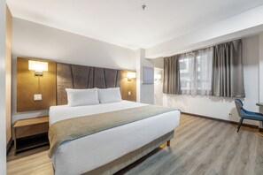 Suite, 1 très grand lit et 1 canapé-lit, non-fumeurs (Efficiency, 2 person sofabed) | Bureau, espace de travail pour ordinateur portable