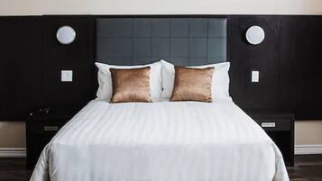 Suite, 1 Queen Bed with Sofa bed, Non Smoking (with Sofabed) | Desk, laptop workspace, iron/ironing board, free WiFi