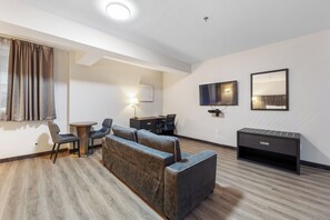 Suite, 1 Tempat Tidur King dengan tempat tidur Sofa, akses difabel (Efficiency, 2 person sofabed) | Area keluarga | TV