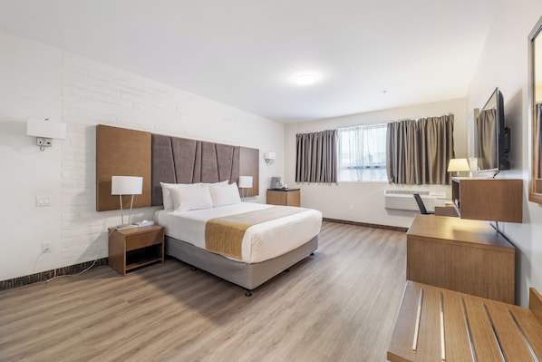 A modern hotel room with a large bed, bedside tables, a desk, and a TV. - Hotel Montreal Metropolitan, an Ascend Collection Hotel (Montreal)