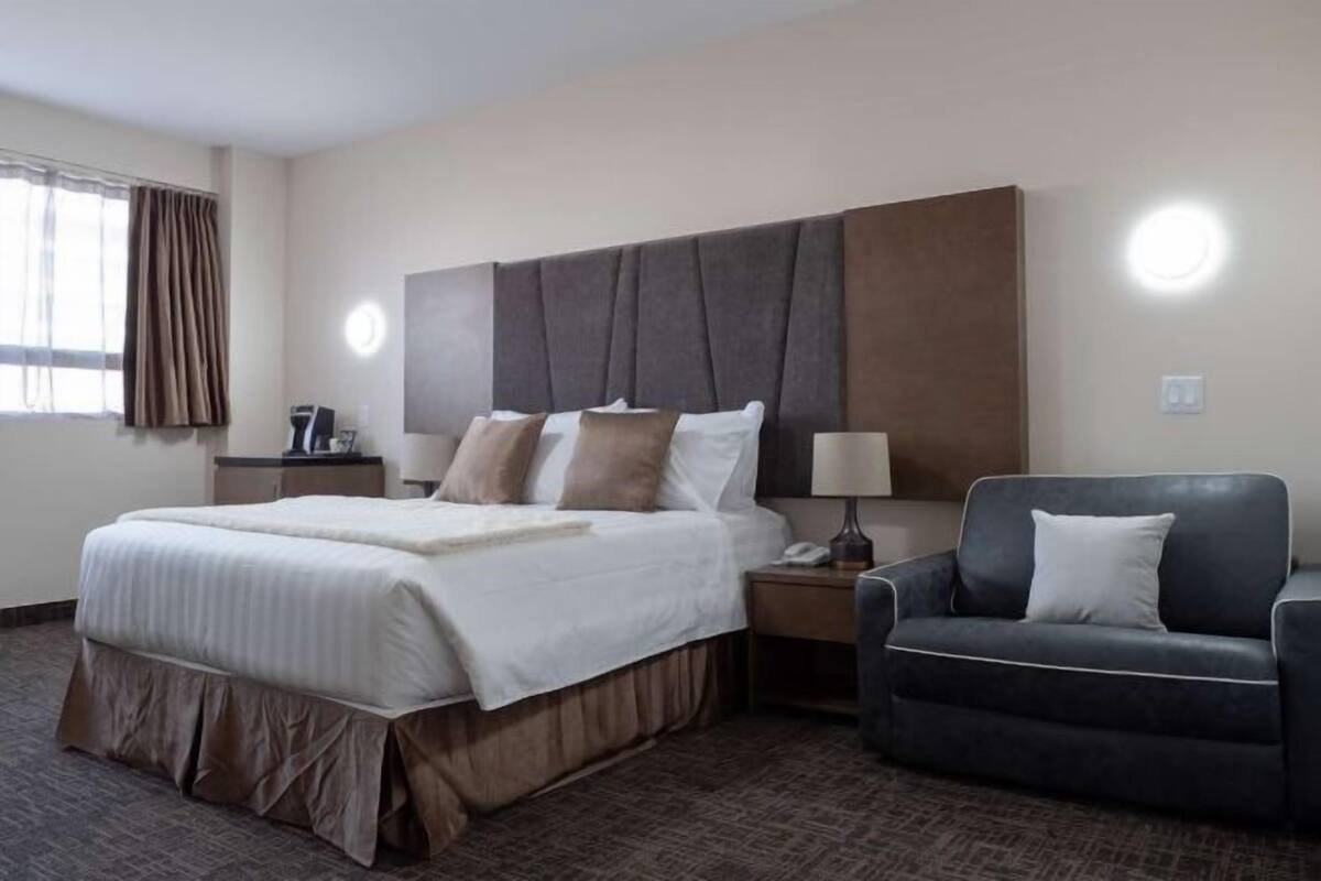 Desk, laptop workspace, iron/ironing board, free WiFi