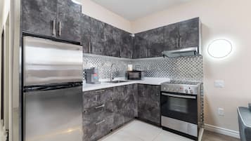 Standard Room, 1 Queen Bed, Non Smoking, Kitchen (Larger Room, Full Kitchen) | Desk, laptop workspace, iron/ironing board, free WiFi