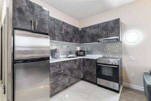 Escritorio y espacio para trabajar con laptop 