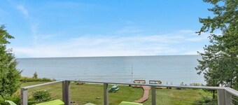 Romantic Retreat- Luxury Algoma Lakehouse, 310ft of private shore, Fire pit!