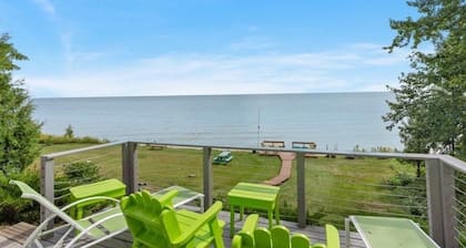 Romantic Retreat- Luxury Algoma Lakehouse, 310ft of private shore, Fire pit!