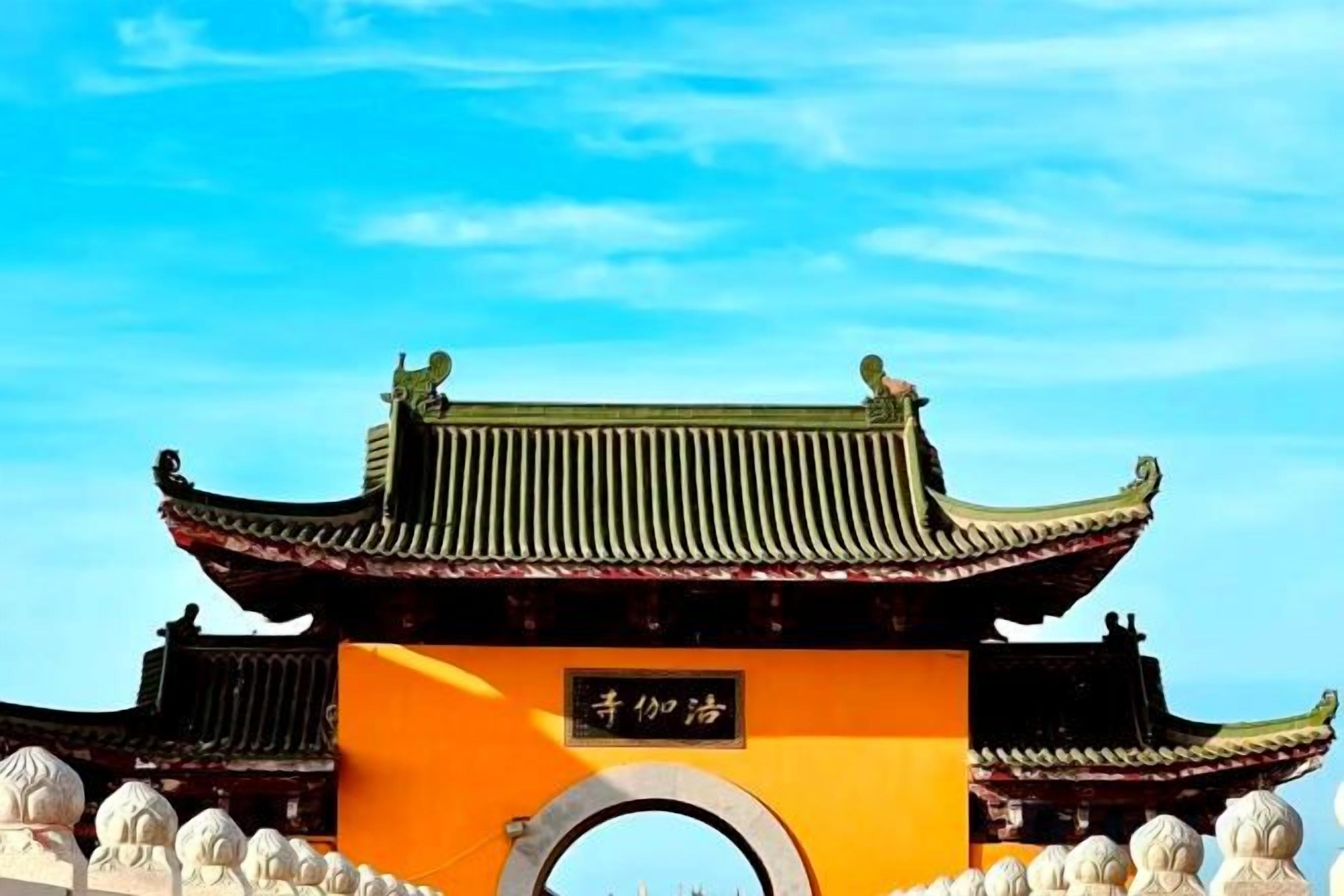Una puerta tradicional china con un arco circular y un cartel encima.