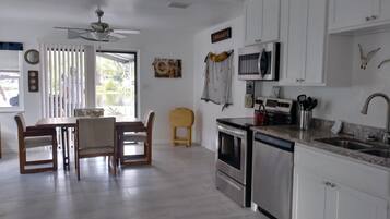 Jääkaappi, mikroaaltouuni, uuni, liesi