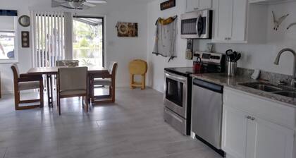 WATERFRONT COTTAGE w/ACCESS TO WEEKI WACHEE RIVER & GULF FRESHLY REMODELED!