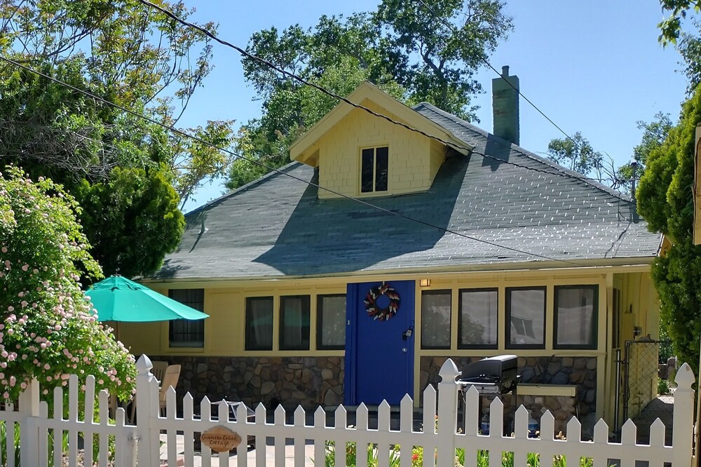 Welcome to Granite Creek Cottage! The perfect getaway. 2 Blocks from Square