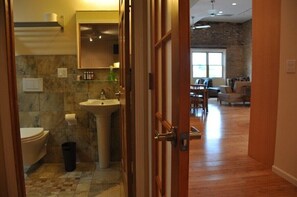 Shower, hair dryer, towels - Magic Factory Loft 3East 4 Bd/4 Ba Families Groups (Chicago)