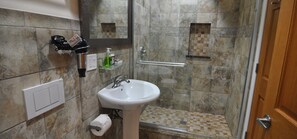 Een douche, een haardroger, handdoeken