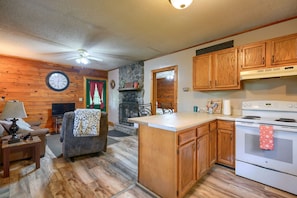 Interior - Blue Rose Cabins - Rosebud Cabin (Logan)