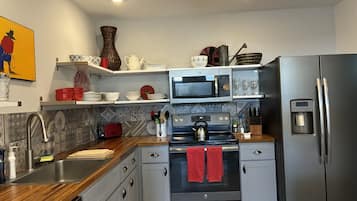 Køleskab, mikrobølgeovn, ovn, kogeplade