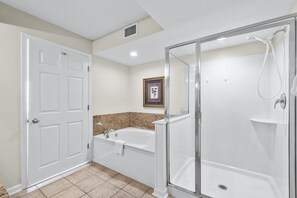 Combined shower/tub, towels