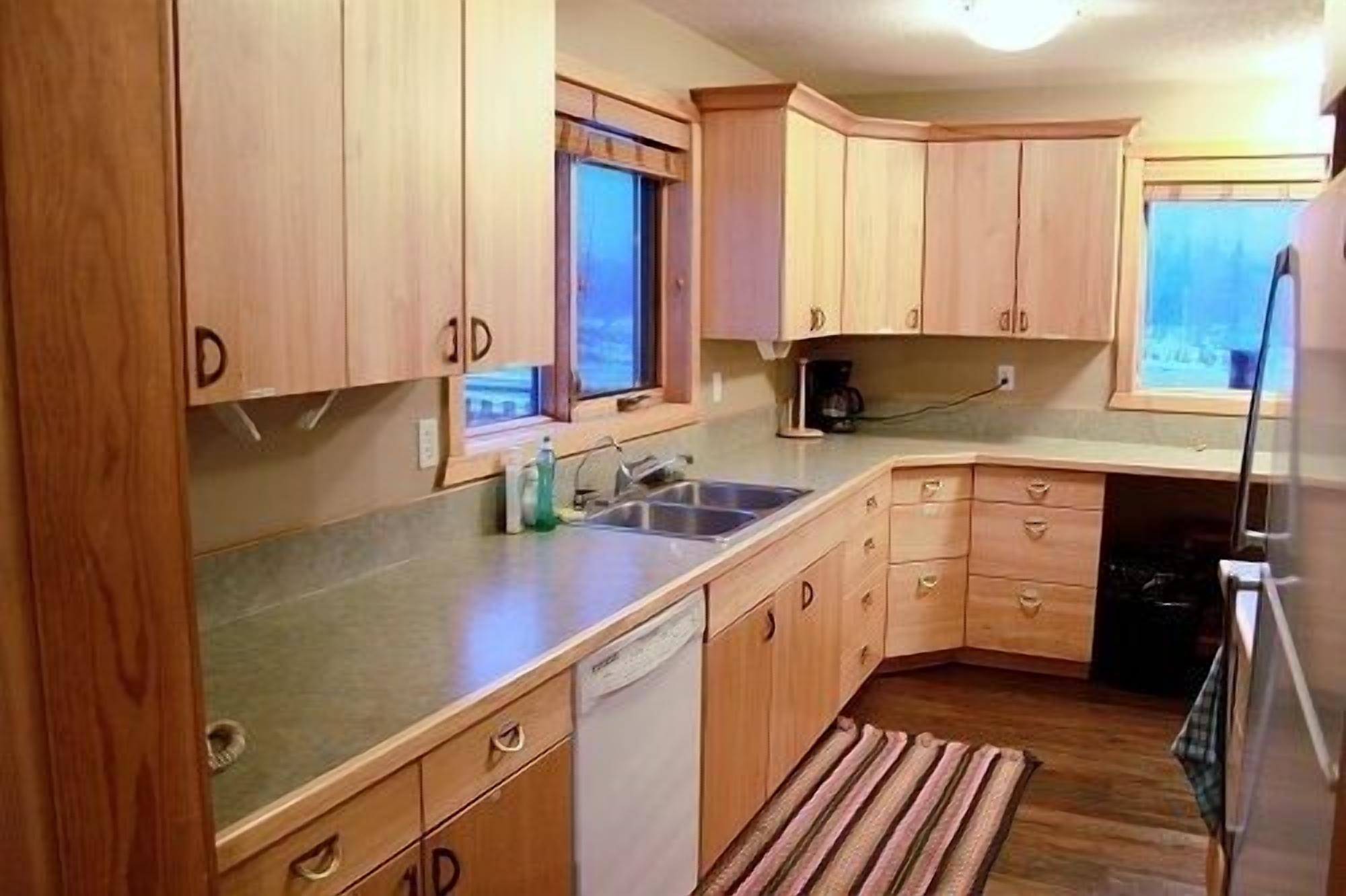 Holds Small Or Large Groups, Sleeps up to 40, 8 Bedrooms, Separate Basement Suit