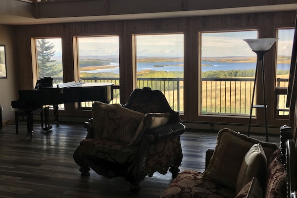 Televisor, reproductor de DVD, futbolí i llibres