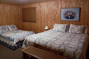 8 bedrooms, iron/ironing board, free WiFi, bed sheets - Holds Small Or Large Groups, Sleeps up to 40, 8 Bedrooms (Mountain View)