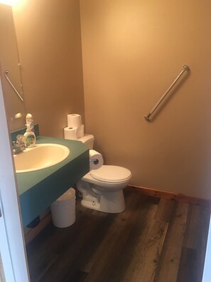 Combined shower/tub, towels, soap, toilet paper - Holds Small Or Large Groups, Sleeps up to 40, 8 Bedrooms (Mountain View)