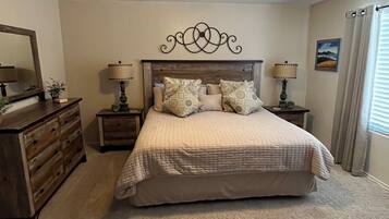 3 habitaciones, escritorio, tabla de planchar con plancha y wifi gratis