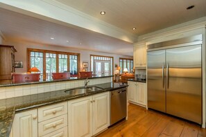 Fridge, microwave, oven, stovetop - Sandy Shores on Lake Joe (Minett)