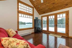 TV, fireplace, offices - Sandy Shores on Lake Joe (Minett)