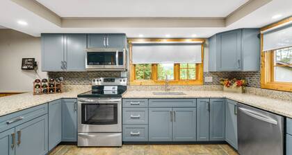 Lake Front ~ Hot Tub ~ kajakki / kanootit / maastopyörät ~ kustannukset alennetaan t��llä viikonloppuna!