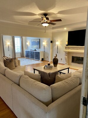 TV, fireplace - Beautiful Master's Rental-4BR/2.5BA-10miles from Augusta National (Evans)