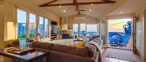 Een smart-tv, een open haard en boeken