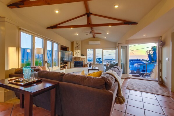 Smart TV, fireplace, books - Experience coastal charm near Moonlight State Beach (Encinitas)