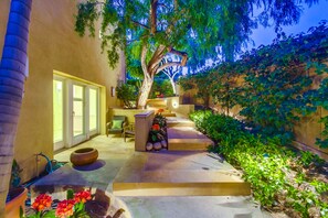 Terrace/patio - Experience coastal charm near Moonlight State Beach (Encinitas)