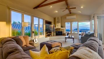 Smart TV, chimenea, libros