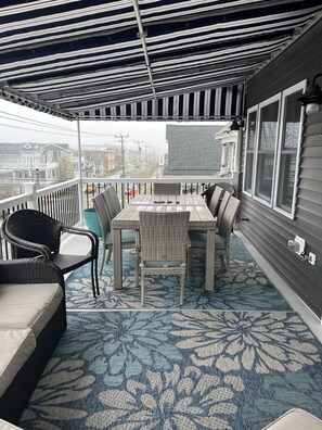Outdoor dining - BRAND NEW 2019 BEAUTIFUL UPSCALE 4br/2BATH TOP FLOOR PRIVATE ELEVATOR-NO STEPS (Ocean City)