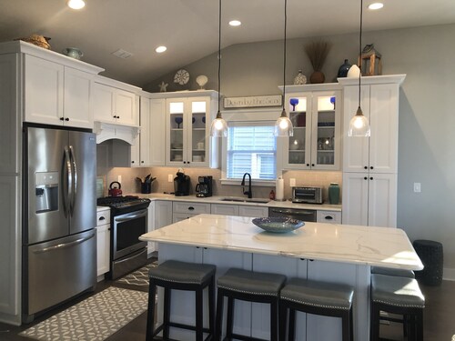 BRAND NEW 2019 BEAUTIFUL UPSCALE 4br/2BATH TOP FLOOR PRIVATE ELEVATOR-NO STEPS