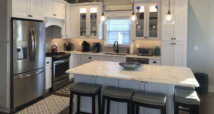 BRAND NEW 2019 BEAUTIFUL UPSCALE 4br/2BATH TOP FLOOR PRIVATE ELEVATOR-NO STEPS