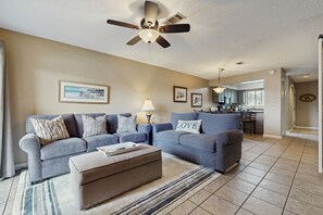 TV, DVD player - Resort condo with balcony, pools, hot tub & gym - near beach (Panama City Beach)