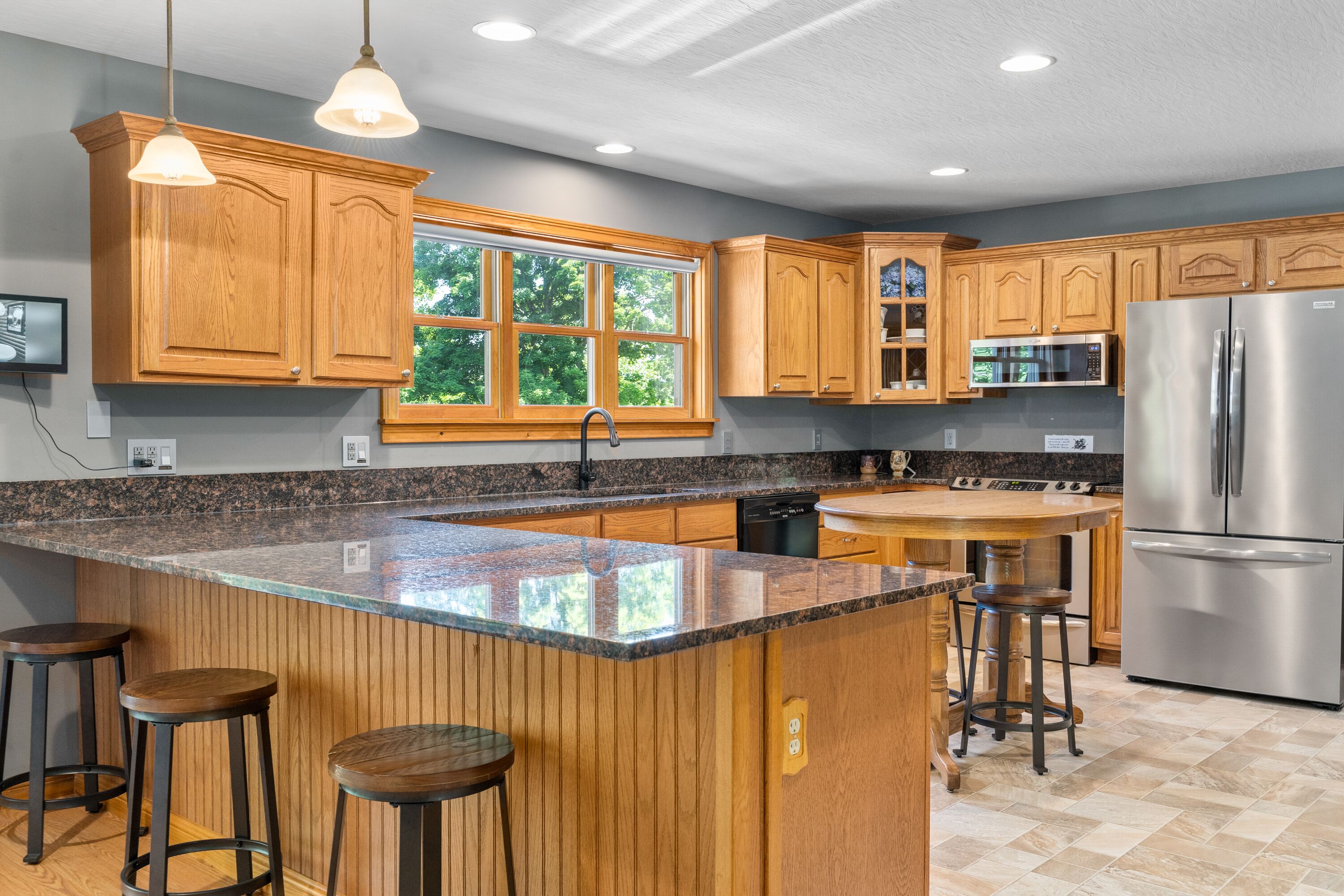 Panoramic Lake Views~Hot Tub~Game Room~KING beds~F R E E KAYAKS