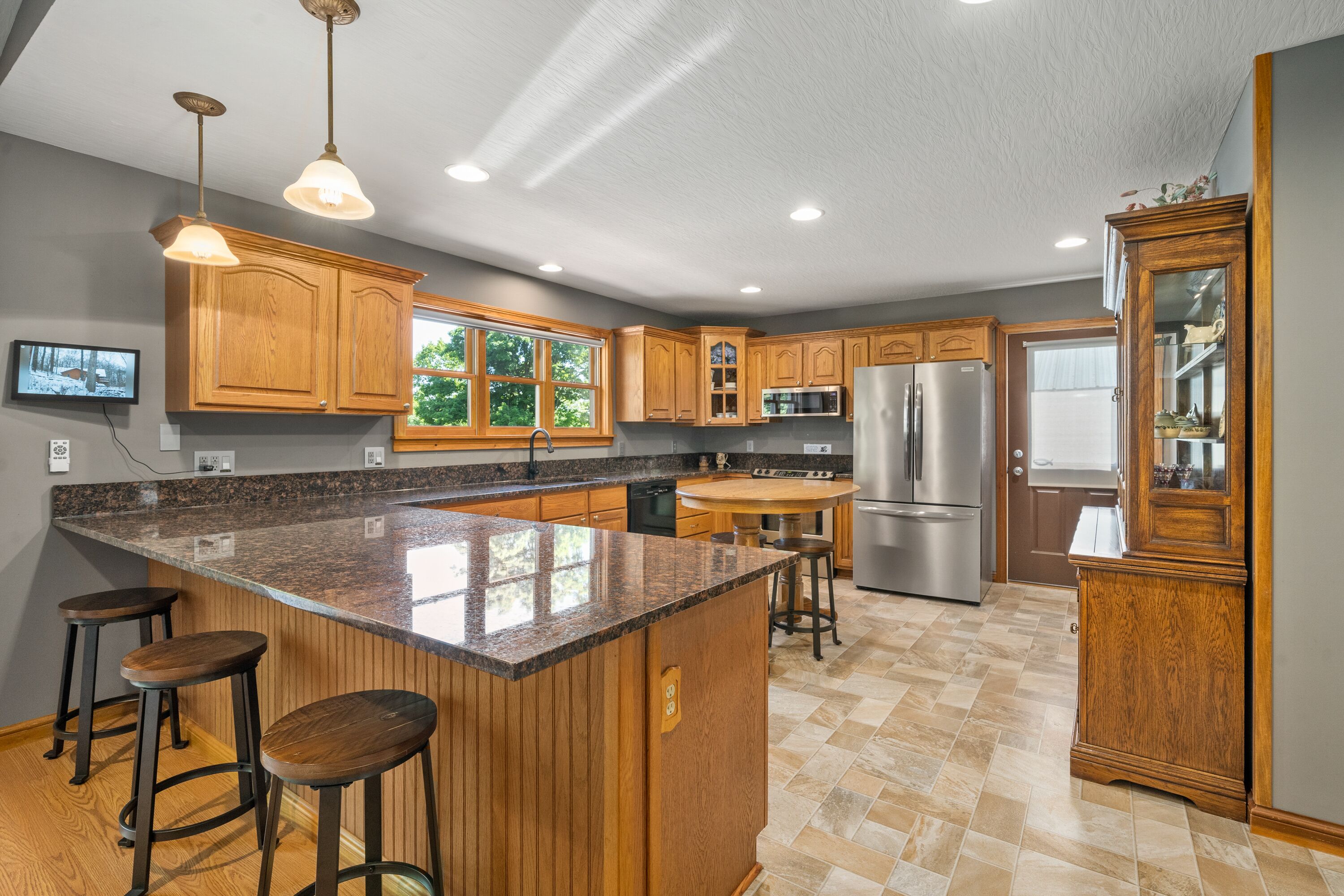 Panoramic Lake Views~Hot Tub~Game Room~KING beds~F R E E KAYAKS