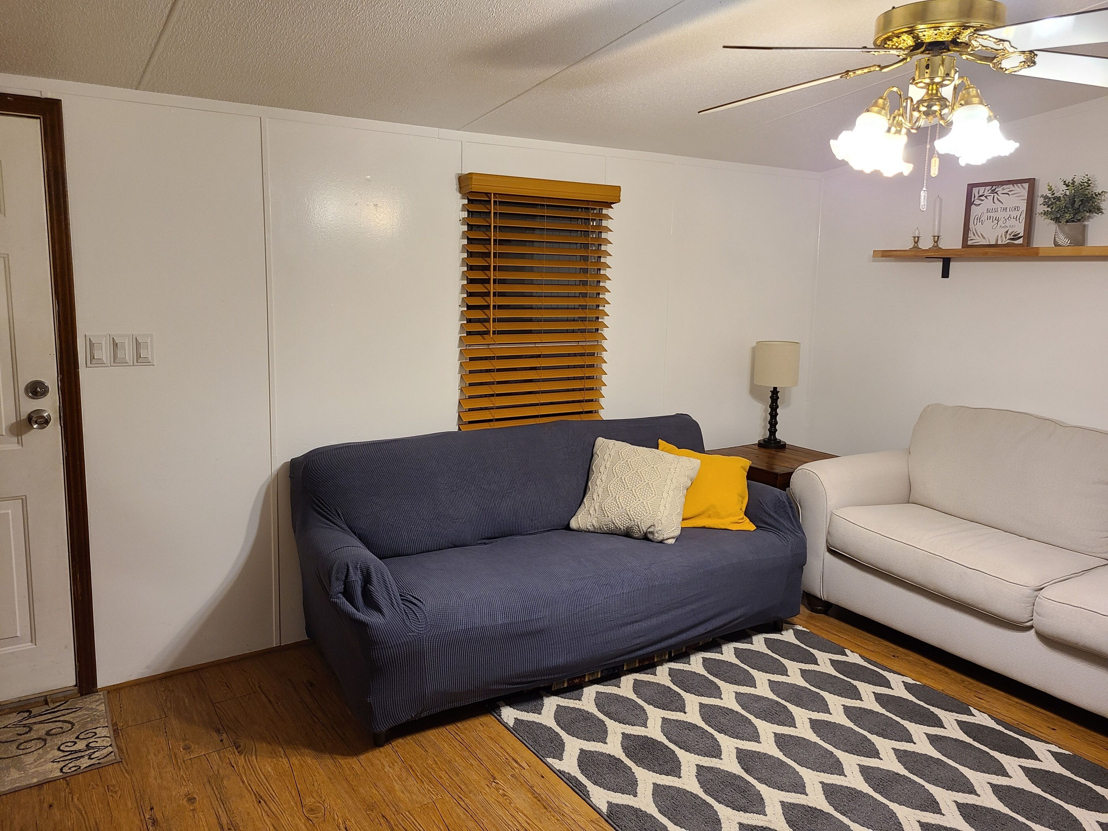 Cozy landscape, quiet neighborhood in the woods!