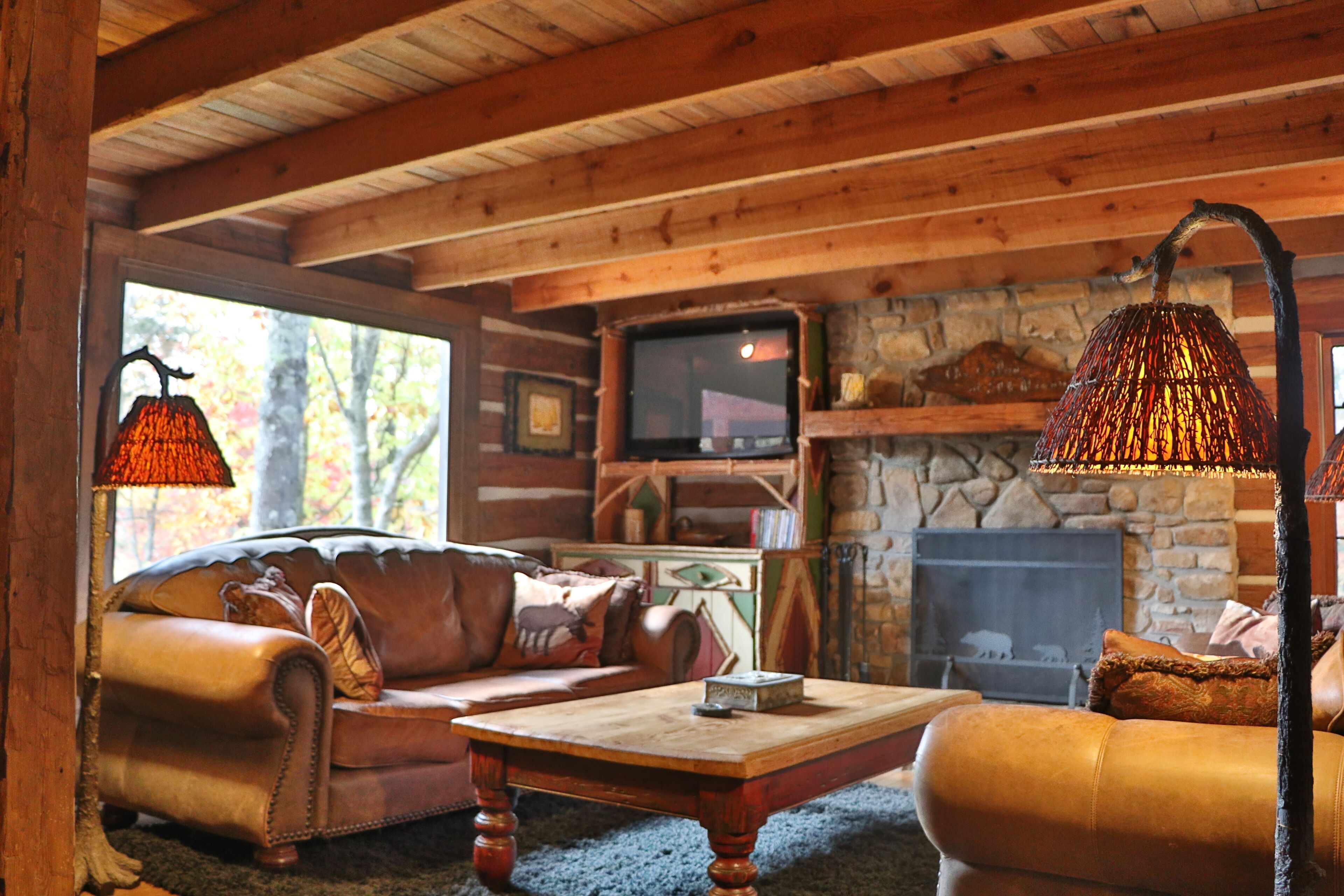 Elk River Cabin!Pet Friendly! Great Views! Hot Tub, Sauna! 3 bed/3 bath Sleeps 6