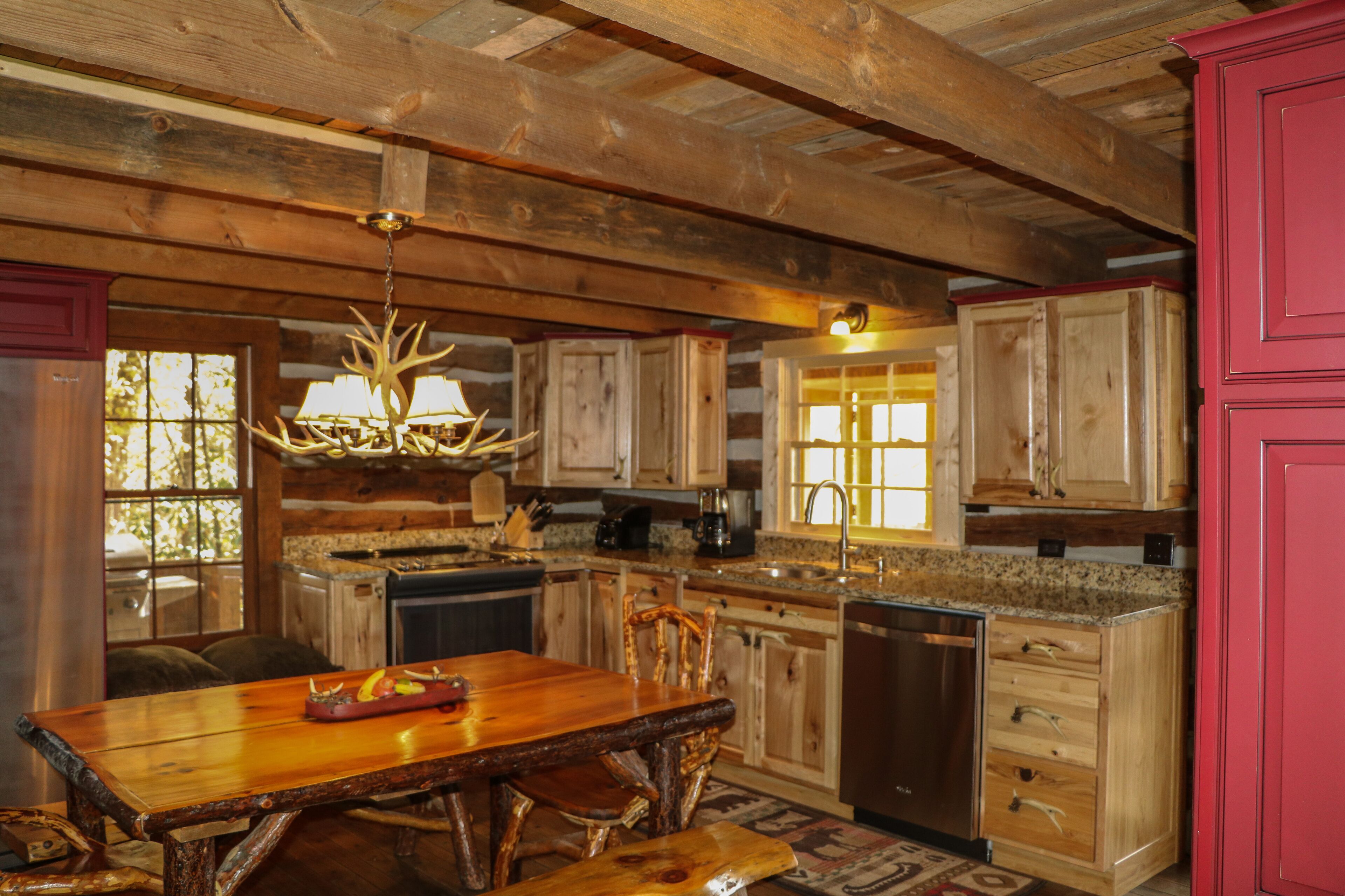 Elk River Cabin!Pet Friendly! Great Views! Hot Tub, Sauna! 3 bed/3 bath Sleeps 6