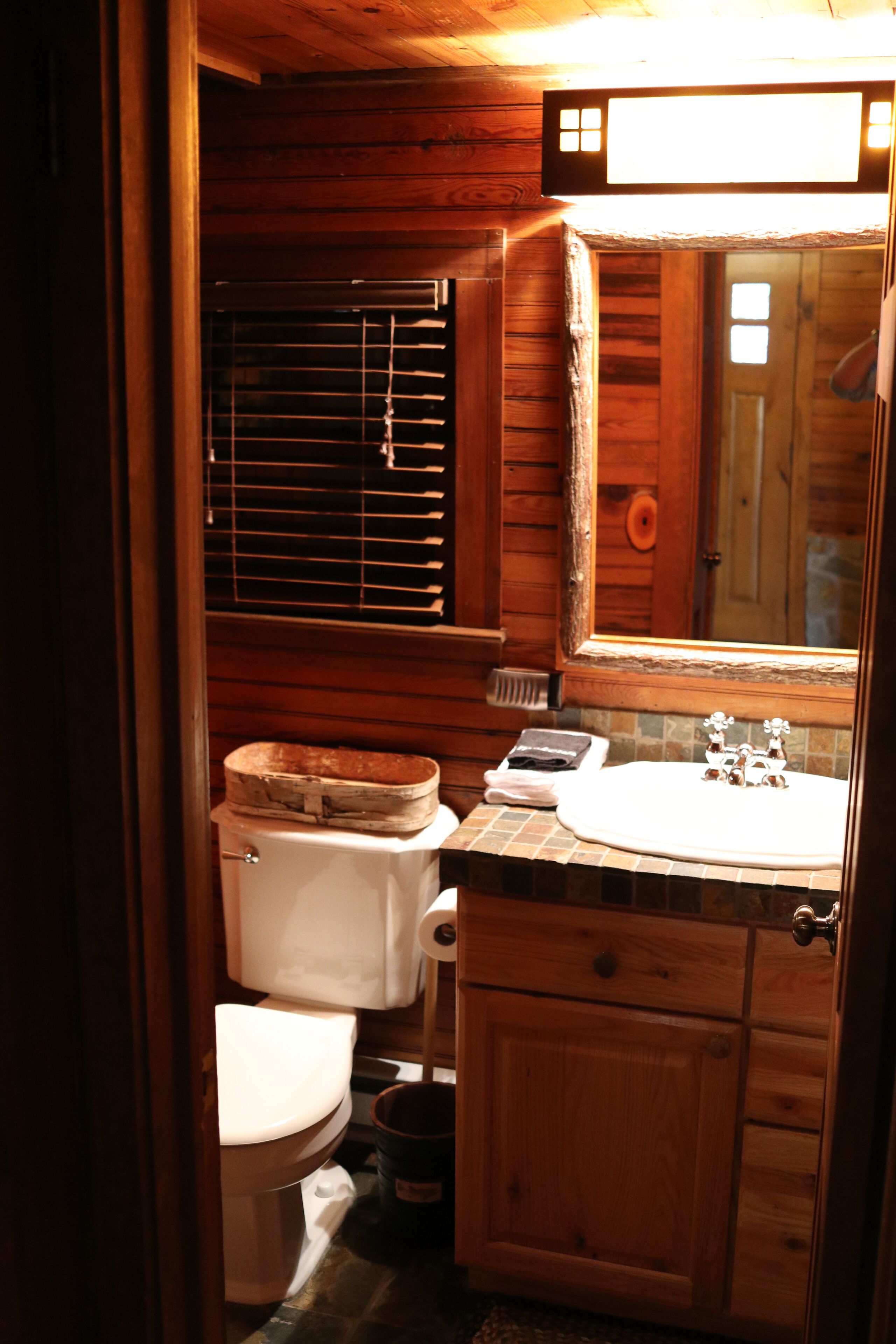 Elk River Cabin!Pet Friendly! Great Views! Hot Tub, Sauna! 3 bed/3 bath Sleeps 6