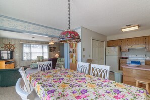 Eine gemütliche Küche mit Holzausstattung, einem Kühlschrank und einem Herd.