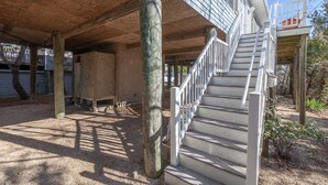 Eine Holzterrasse mit einer Treppe zu einem Balkon.