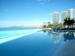 Outdoor pool, an infinity pool