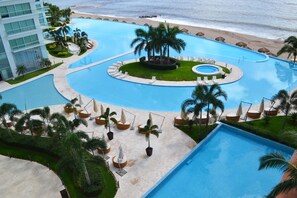 Una piscina al aire libre, una piscina con borde infinito