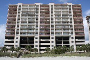 Exterior - 4 bedroom, 3 bath oceanfront condo. Great amenities!! (North Myrtle Beach)