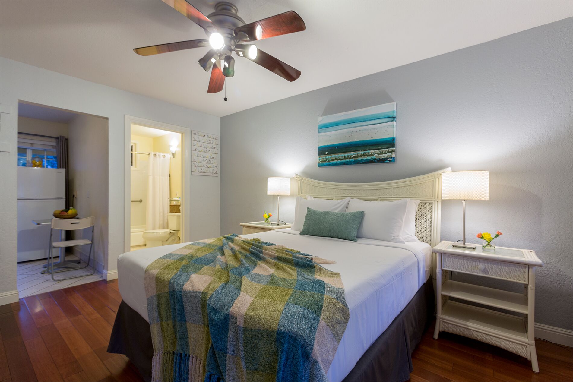 Kitchenette with Queen Bed - The Lodge At Blue Lakes